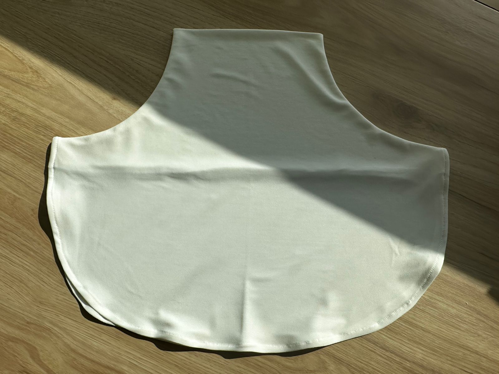 SLEEVELESS HALF BLOUSE